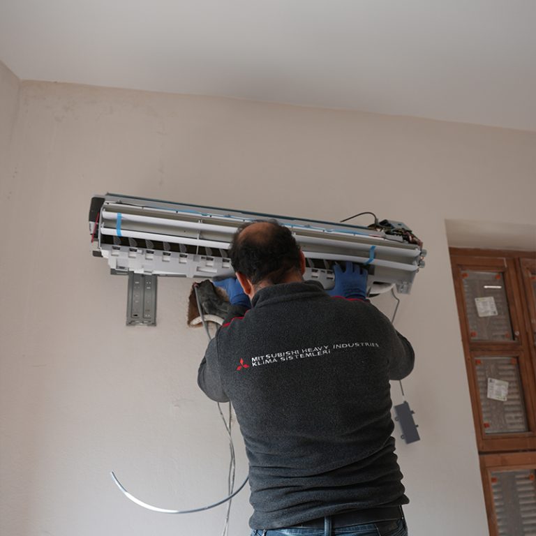 Kardelen İklimlendirme teknisyeni duvar tipi klima iç ünitesinin montajını yapıyor
